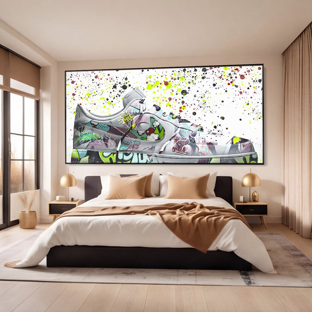 Tablou canvas cu tablou canvas cu adidasi graffiti, in rama de aluminiu negru, pe perete intr-un dormitor